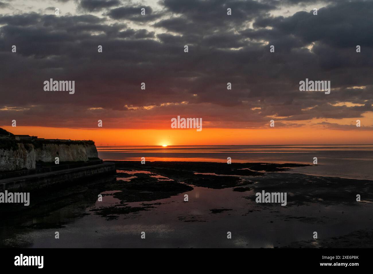 Tramonto di mezza estate sulla costa nord di Ken Epple Bay Birchington Kent Foto Stock