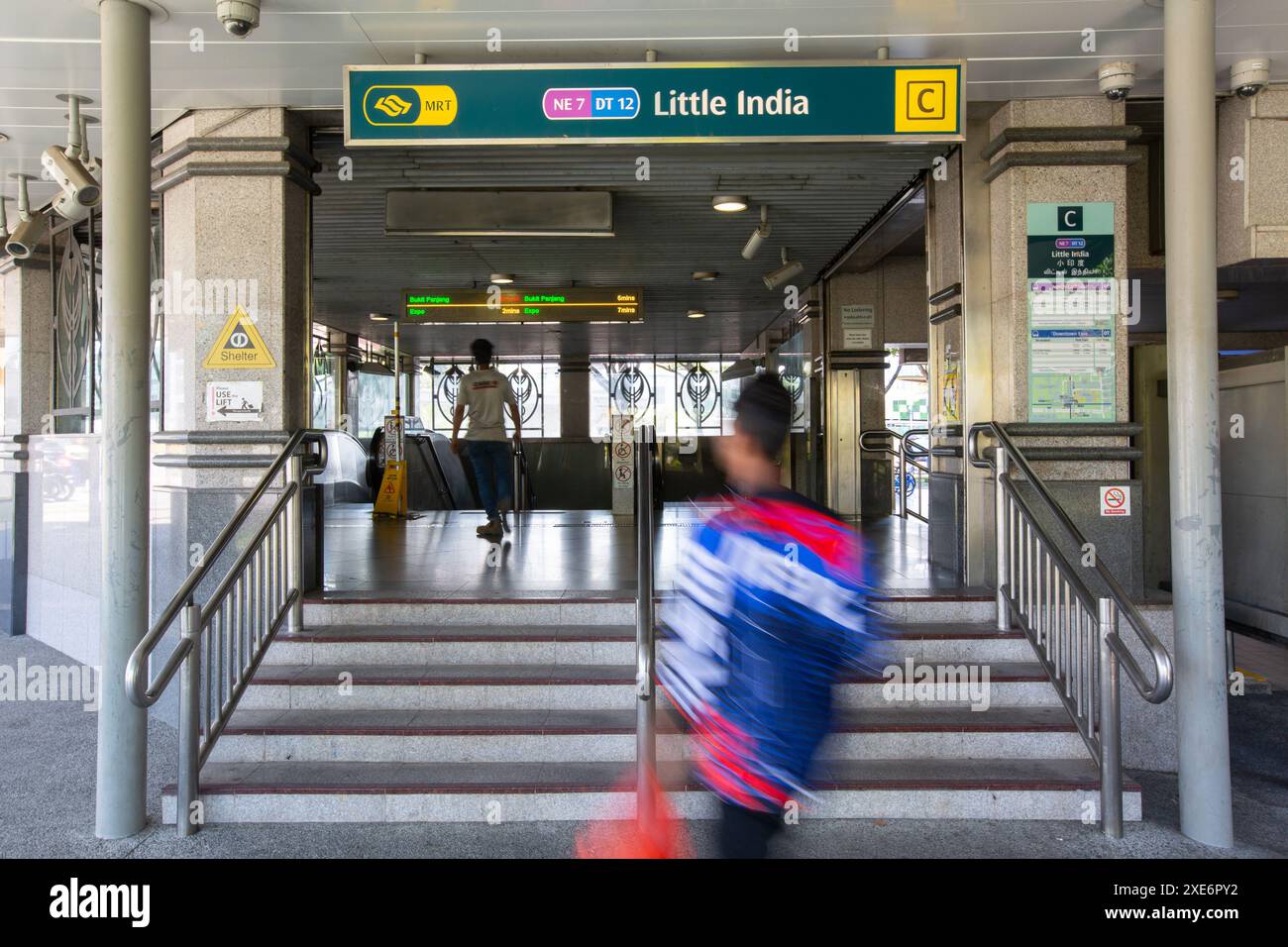 Giugno 2024. Segnaletica della stazione ferroviaria di Little India. I turisti di solito escono da qui per iniziare a esplorare il quartiere di Little India. Singapore. Foto Stock