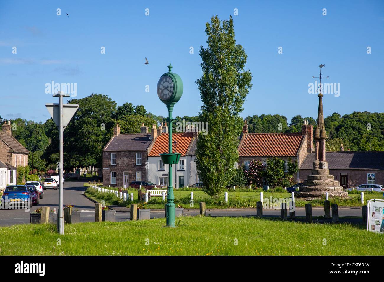 Villaggio di Norham e Market Cross Foto Stock