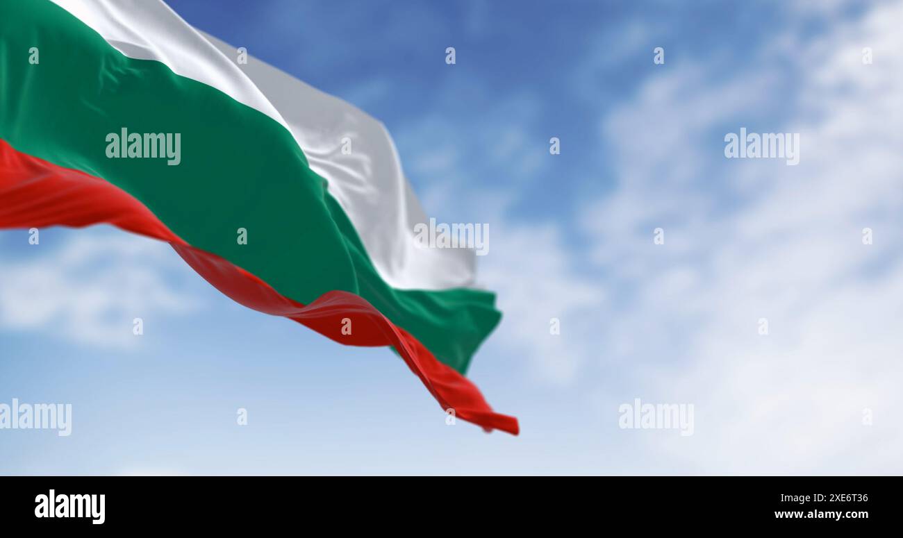 Primo piano della bandiera nazionale della Bulgaria che sventola nel vento. Tre bande orizzontali di uguale dimensione: Bianco, verde e rosso. rendering illustrazione 3d. FAT. Increspatura Foto Stock