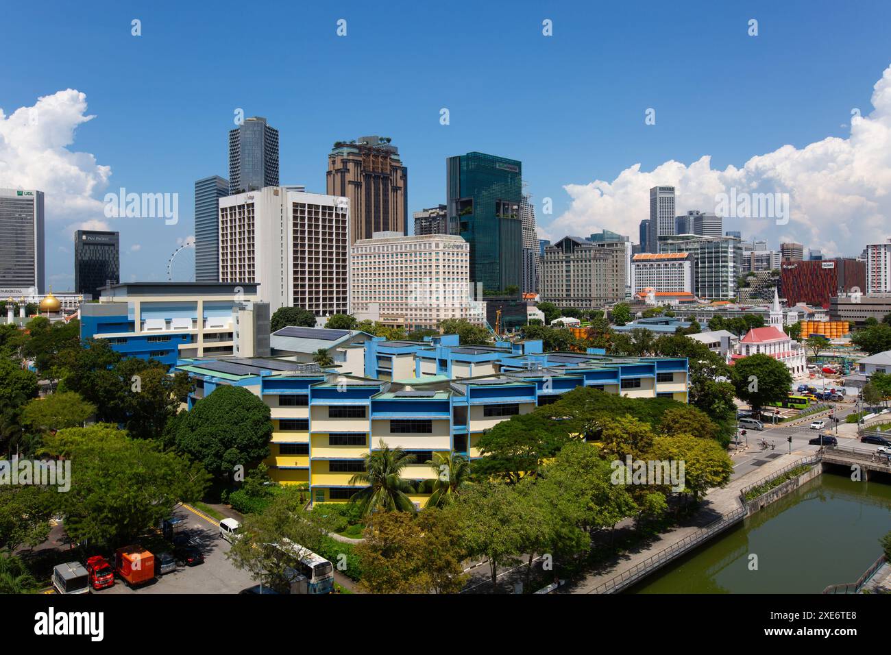 Skyline di Singapore, città elegante con molti grattacieli all'orizzonte. Previsione di crescita del PIL per il 2025 al ribasso allo 0-2%. Pericoloso periodo tariffe guerra. Foto Stock