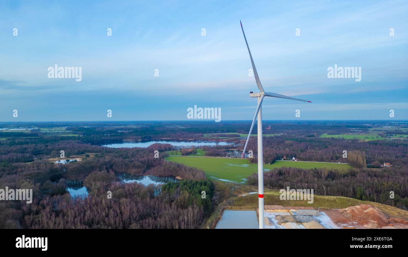 Vista aerea della turbina eolica solitaria che si affaccia sulla foresta Foto Stock