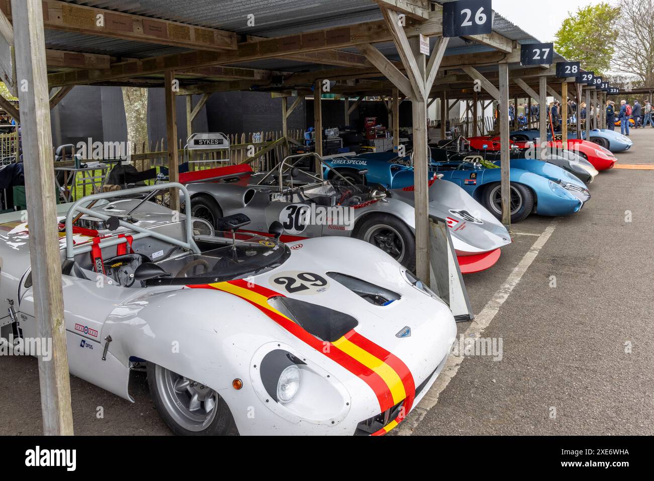 Il paddock Surtees Trophy per i prototipi di corse sportive illimitate - 1960-1966. 2024 Goodwood 81st Members Meeting, Sussex, Regno Unito. Foto Stock