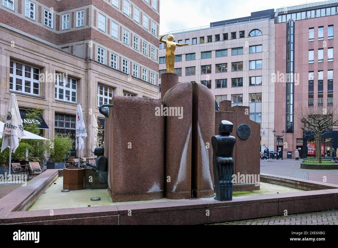 Vista del Musikbrunnen, una fontana costruita in metallo, marmo e granito situata in un cortile dietro la Wilhelm Marx Haus, un grattacielo storico Foto Stock