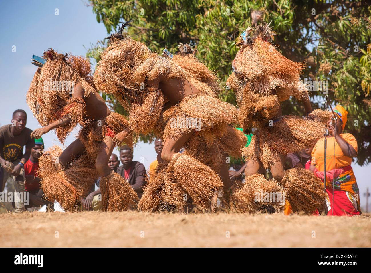 Ballerini mascherati, la cerimonia tradizionale Kulamba del popolo Chewa dello Zambia, del Mozambico e del Malawi, che si tiene ogni anno l'ultimo sabato di agosto Foto Stock