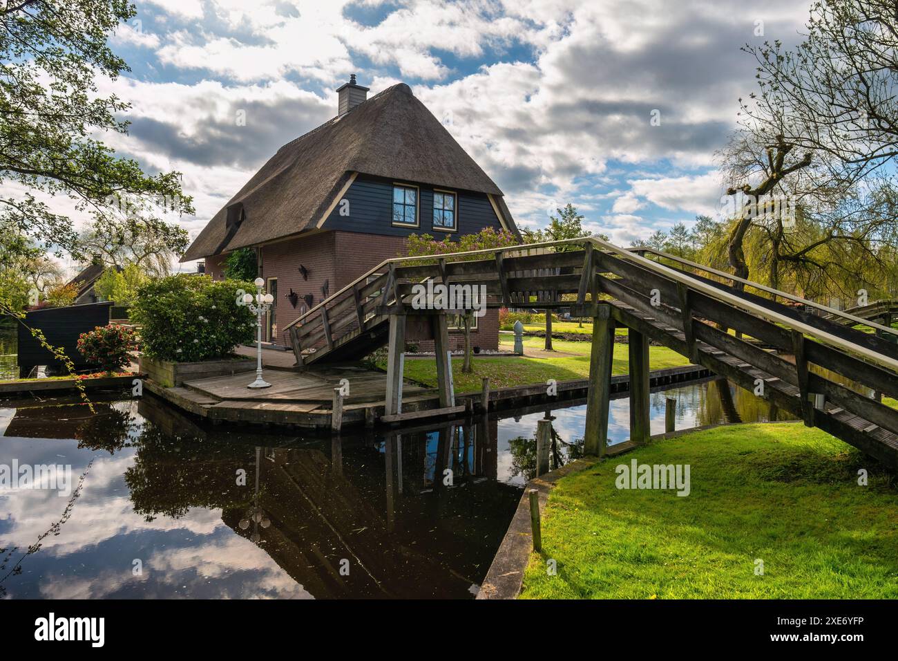 Giethoorn Paesi Bassi, skyline della città sul canale e casa tradizionale nel villaggio di Giethoorn Foto Stock