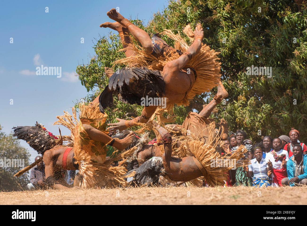 Ballerini mascherati somersaulting, la cerimonia tradizionale Kulamba del popolo Chewa dello Zambia, del Mozambico e del Malawi, che si tiene ogni anno l'ultimo Satur Foto Stock