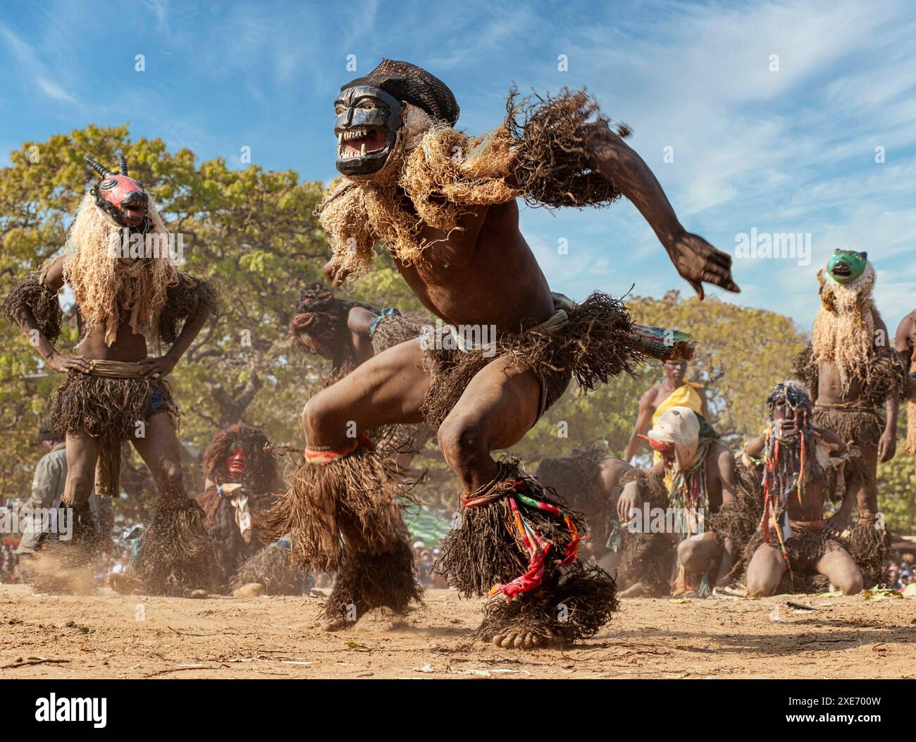 Ballerini mascherati, la cerimonia tradizionale Kulamba del popolo Chewa dello Zambia, del Mozambico e del Malawi, che si tiene ogni anno l'ultimo sabato di agosto Foto Stock