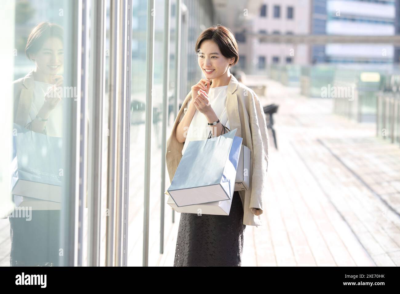 Donna giapponese che fa shopping Foto Stock