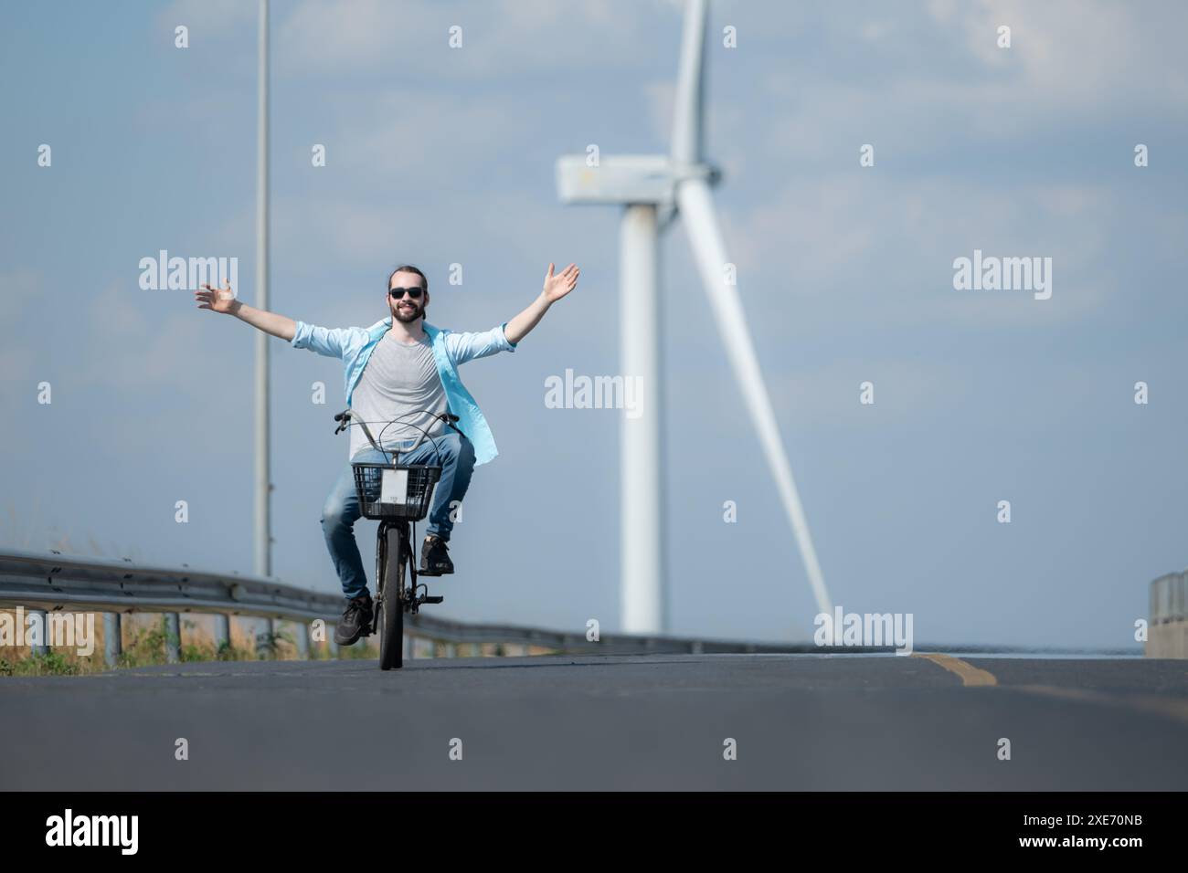 Vista posteriore di una giovane donna in bicicletta su strada Foto Stock