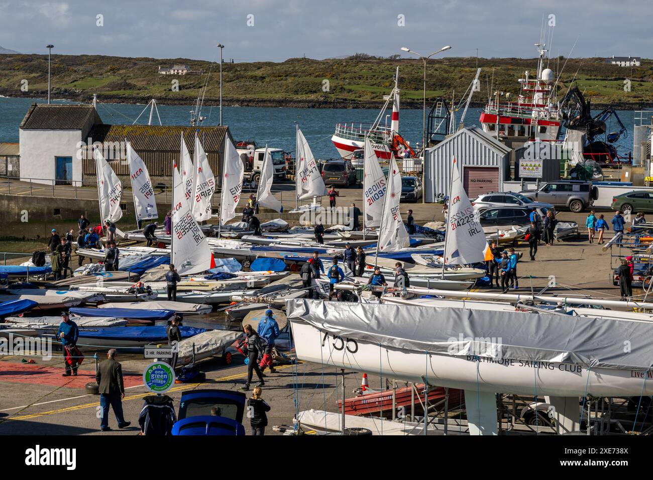 Adolescenti e adulti atterrano sui loro gommoni dopo aver corso a Baltimora, West Cork, Irlanda. Foto Stock