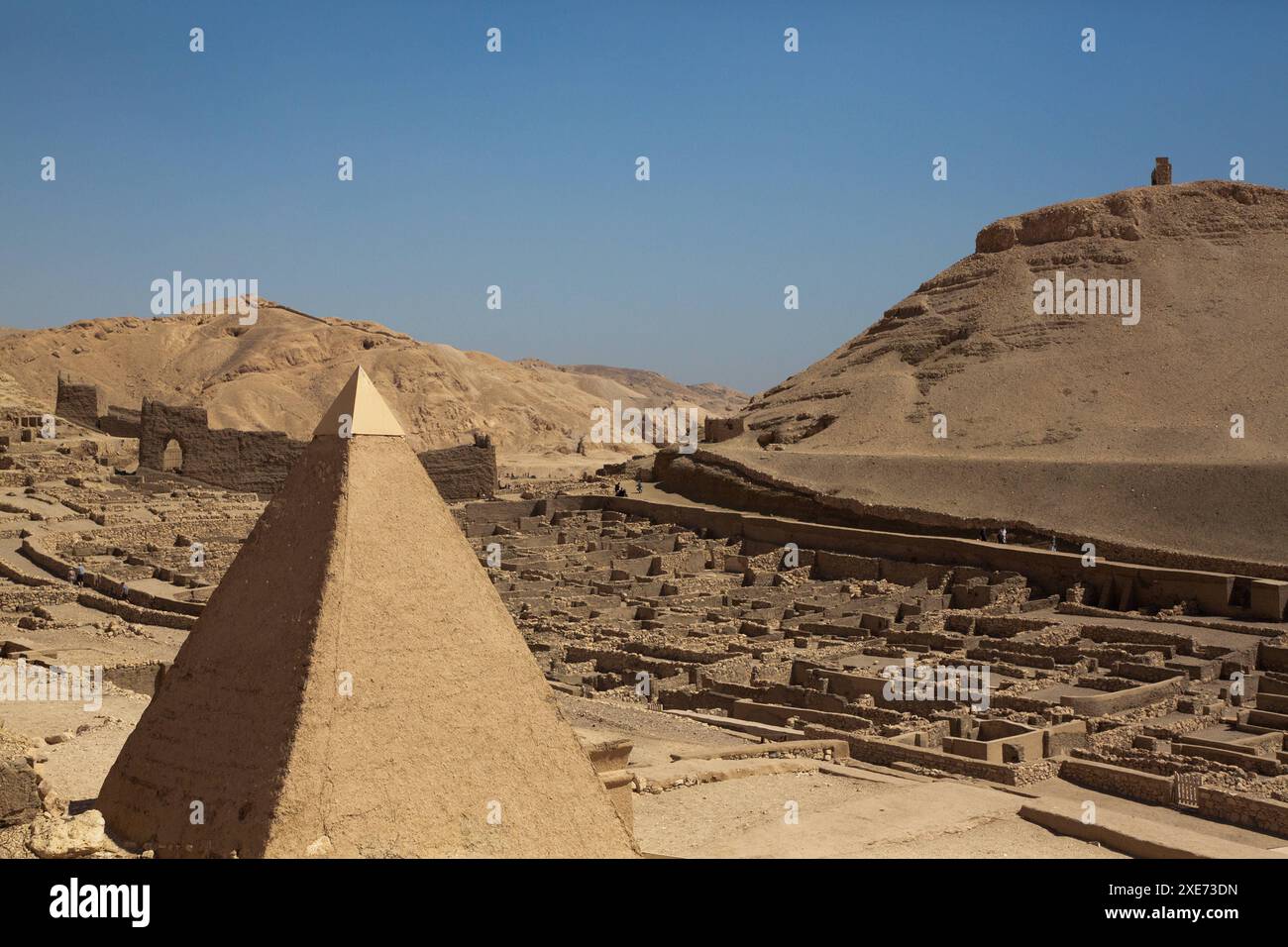 Ingresso alla tomba in primo piano, rovine del villaggio degli operai sullo sfondo, Deir el-Medina, antiche Tebe, sito patrimonio dell'umanità dell'UNESCO, Luxor, Egitto, N Foto Stock