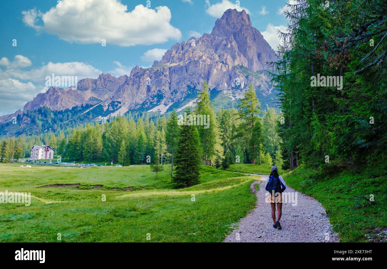 Giovani donne che camminano sulle dolomiti in Italia Foto Stock