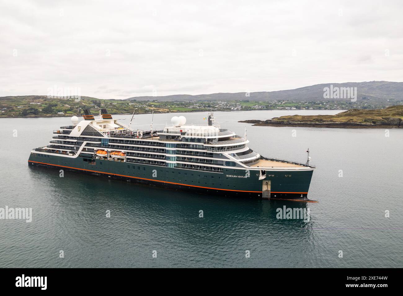 La nave da crociera 'Seabourn Venture' si trova al largo di Schull, West Cork, Irlanda, in una visita di un giorno. Foto Stock