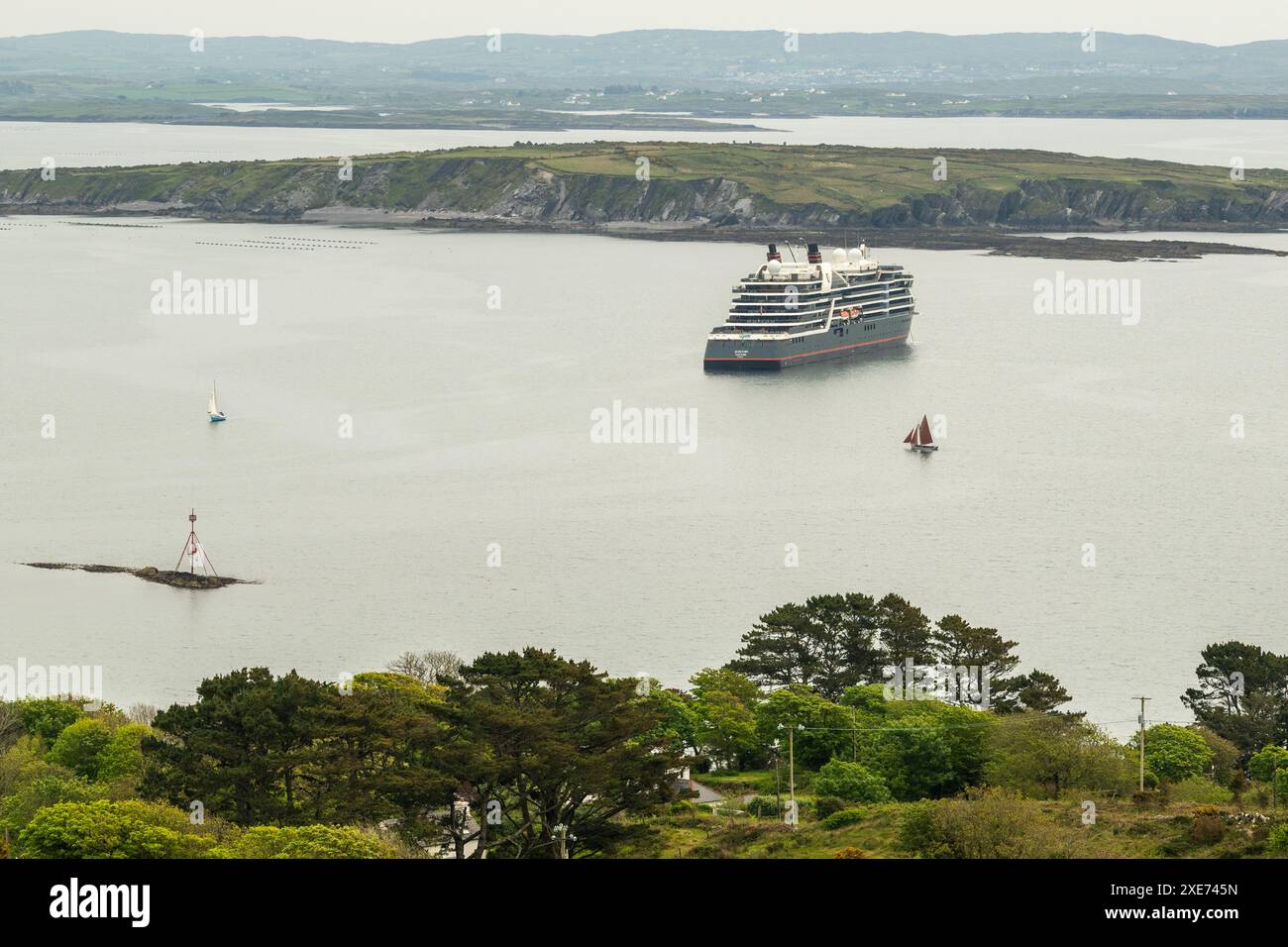 La nave da crociera 'Seabourn Venture' si trova al largo di Schull, West Cork, Irlanda, in una visita di un giorno. Foto Stock