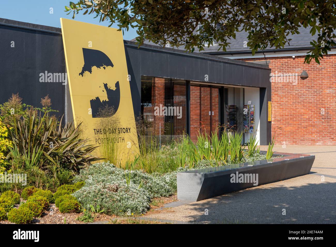 Ingresso principale al museo di storia del D-Day sul lungomare di Portsmouth. Con il suo caratteristico logo giallo e posteriore. Giugno 2024. Foto Stock