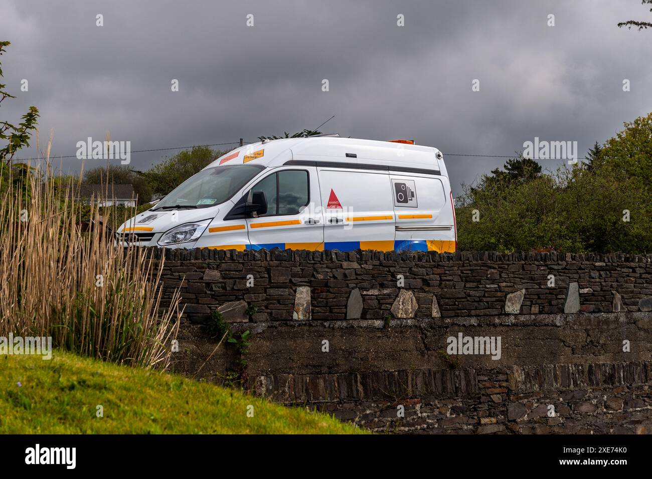 Irish Speed Van sul lato della strada per la cattura di piloti in accelerazione a Schull, West Cork, Irlanda. Foto Stock