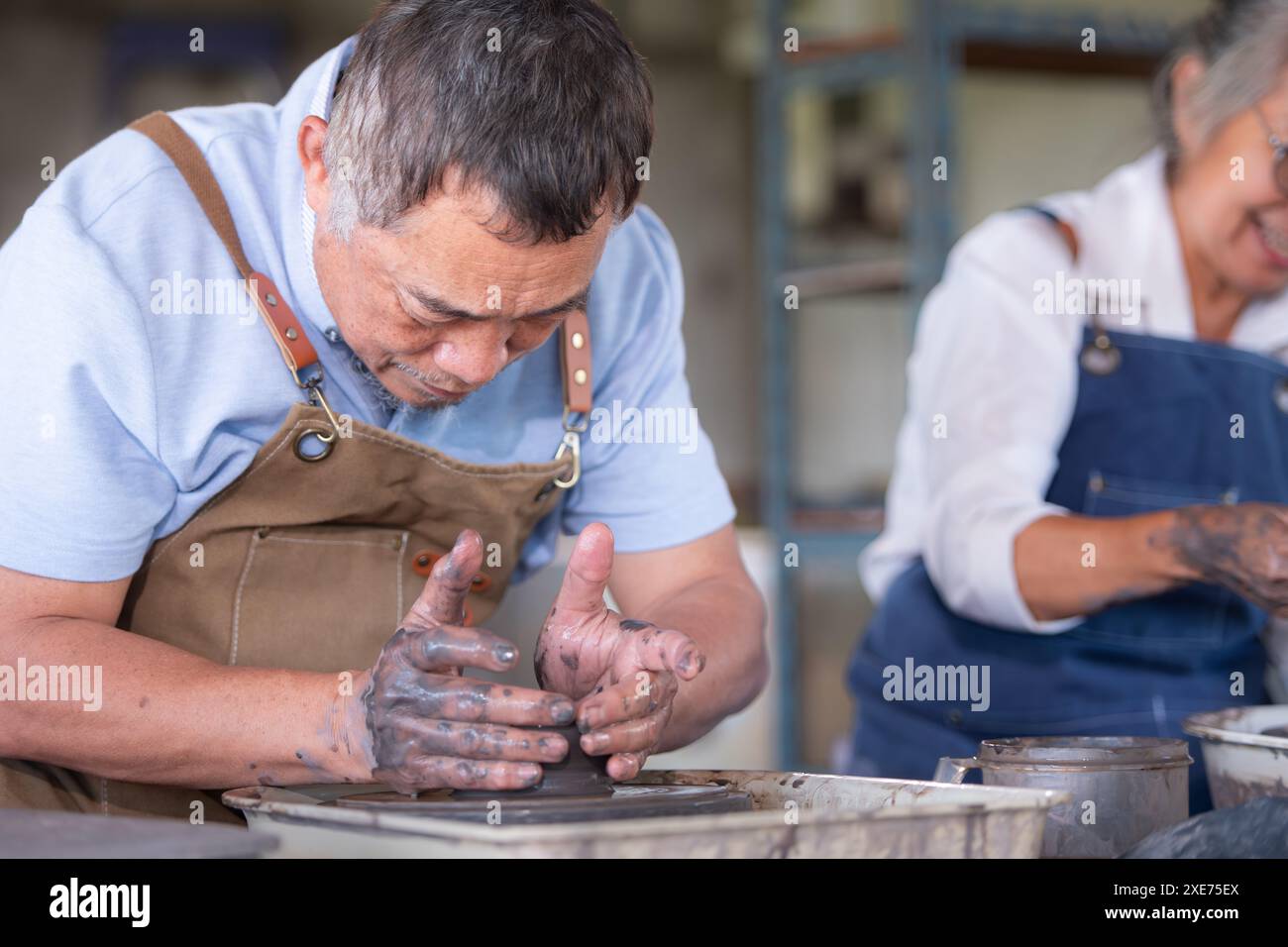 Ritratto di una coppia asiatica anziana che svolge attività insieme nel laboratorio di ceramica. Foto Stock