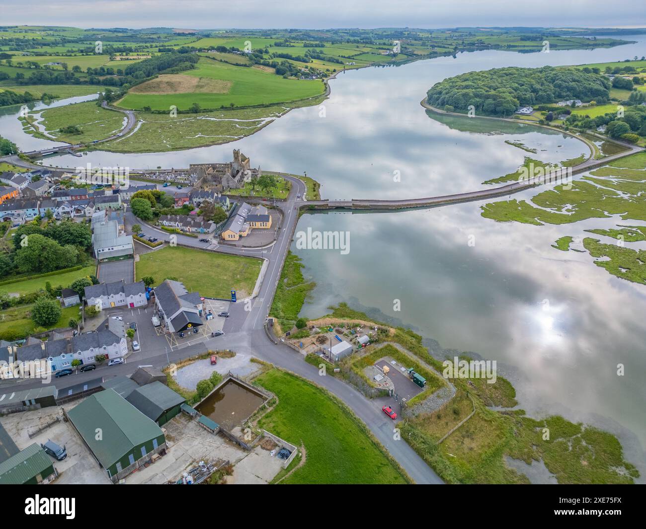 Villaggio di Timoleague e antica abbazia fransiaca in alta marea, giugno 2024 Foto Stock