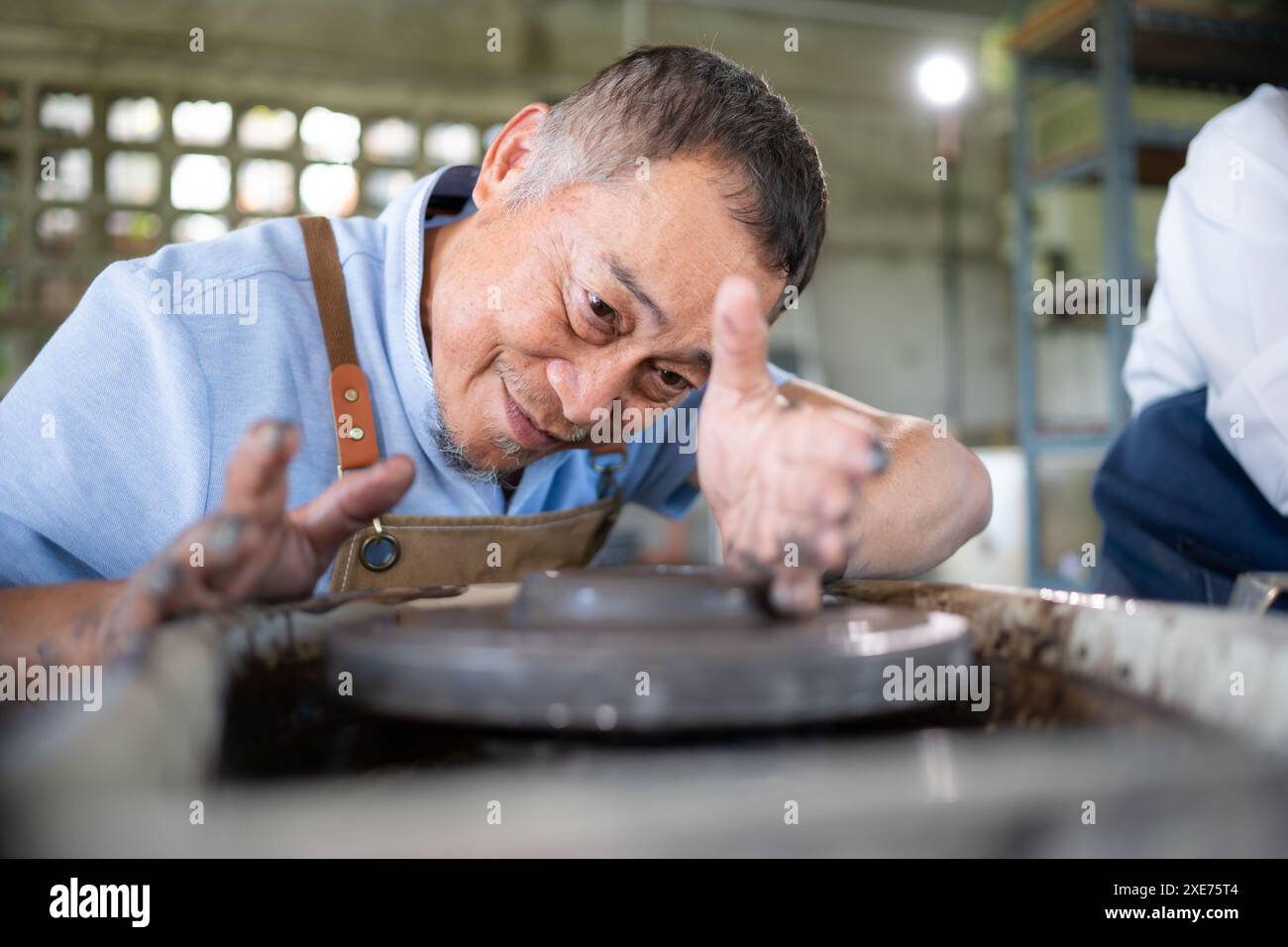 Ritratto di una coppia asiatica anziana che svolge attività insieme nel laboratorio di ceramica. Foto Stock