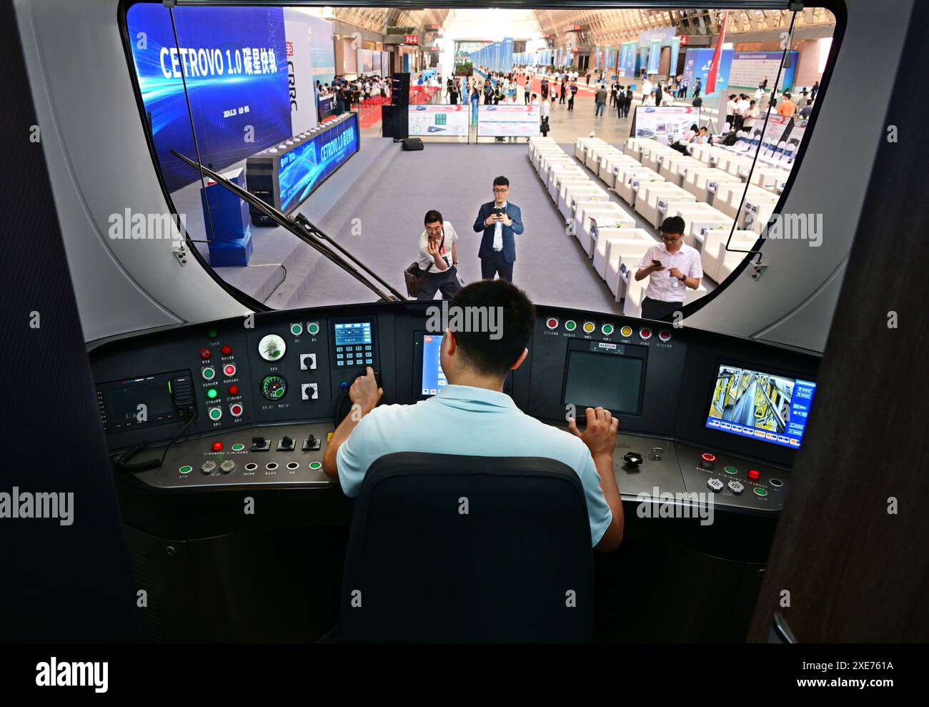 (240626) -- QINGDAO, 26 giugno 2024 (Xinhua) -- Un visitatore dà un'occhiata all'interno della cabina di pilotaggio di una metropolitana CETROVO 1,0 a Qingdao, nella provincia di Shandong della Cina orientale, 26 giugno 2024. Mercoledì a Qingdao è stata lanciata la metropolitana CETROVO 1,0. Grazie alla struttura e al telaio in fibra di carbonio, è più leggero e più efficiente dal punto di vista energetico rispetto alla metropolitana tradizionale. (Xinhua/li Ziheng) Foto Stock