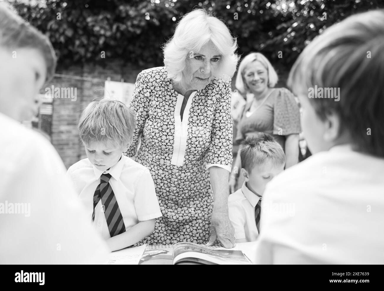 NOTA DELL'EDITOR l'immagine è stata convertita in bianco e nero. La regina Camilla, durante la sua visita alla Christ Church C of e Primary School di Londra, per celebrare il loro Festival letterario. Data foto: Mercoledì 26 giugno 2024. Foto Stock