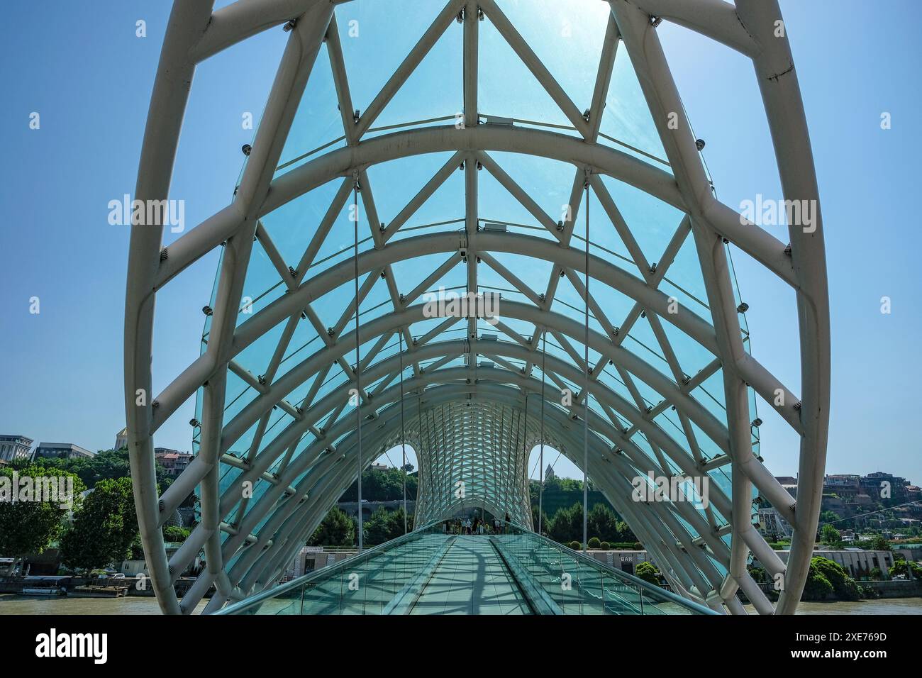 Tbilisi, Georgia - 7 giugno 2024: Vedute del Ponte della Pace a Tbilisi, Georgia. Foto Stock