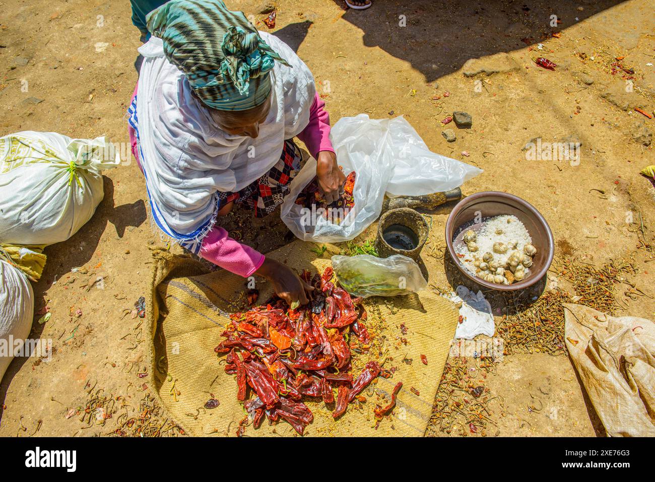 Donne che preparano il chilis al Medebar Market, Asmara, Eritrea, Africa Foto Stock
