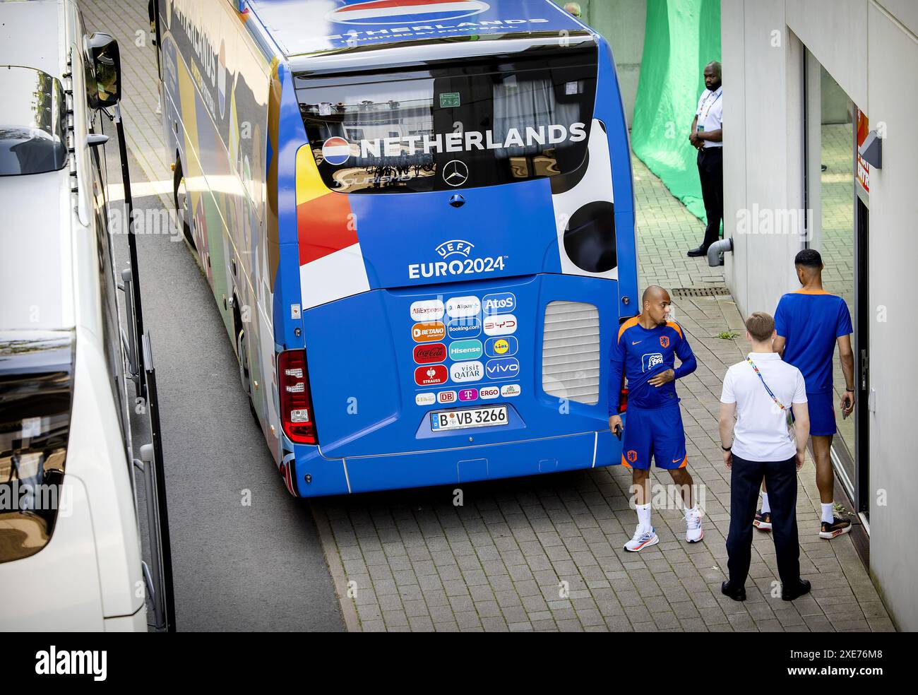 WOLFSBURG - 26/06/2024, Donyell Malen e Cody Gakpo dopo una partita privata di allenamento della nazionale olandese contro il club amatoriale tedesco TSV Havelse allo stadio AOK il 26 giugno 2024 a Wolfsburg, Germania. ANP KOEN VAN WEEL Foto Stock