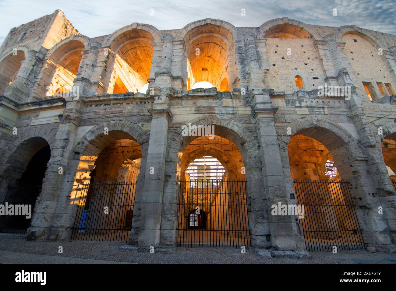 Anfiteatro di Arles (les Arenes d'Arles), costruito dai Romani nel 90 d.C., Arles, Bouches-du-Rhone, Provenza, Francia, Europa Foto Stock