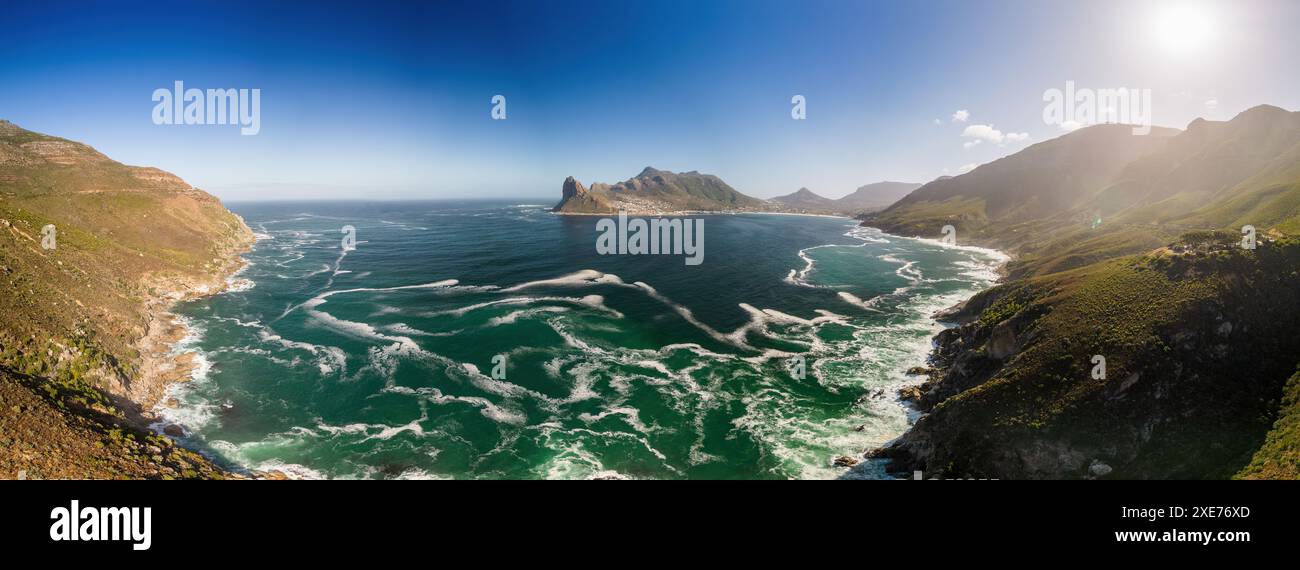 Vista panoramica aerea di Hout Bay, un sobborgo costiero di città del Capo in una valle sulla costa atlantica della Penisola del Capo, provincia del Capo Occidentale Foto Stock