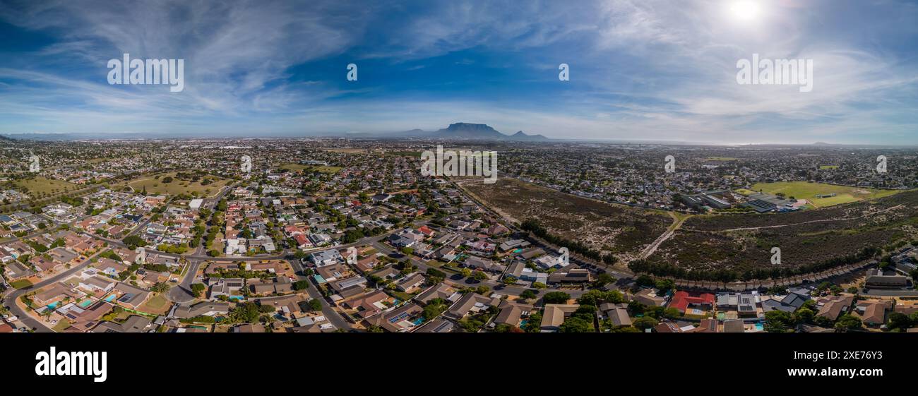 Vista panoramica aerea dei sobborghi residenziali settentrionali di città del Capo, guardando verso sud e Table Mountain, città del Capo, Capo Occidentale Foto Stock