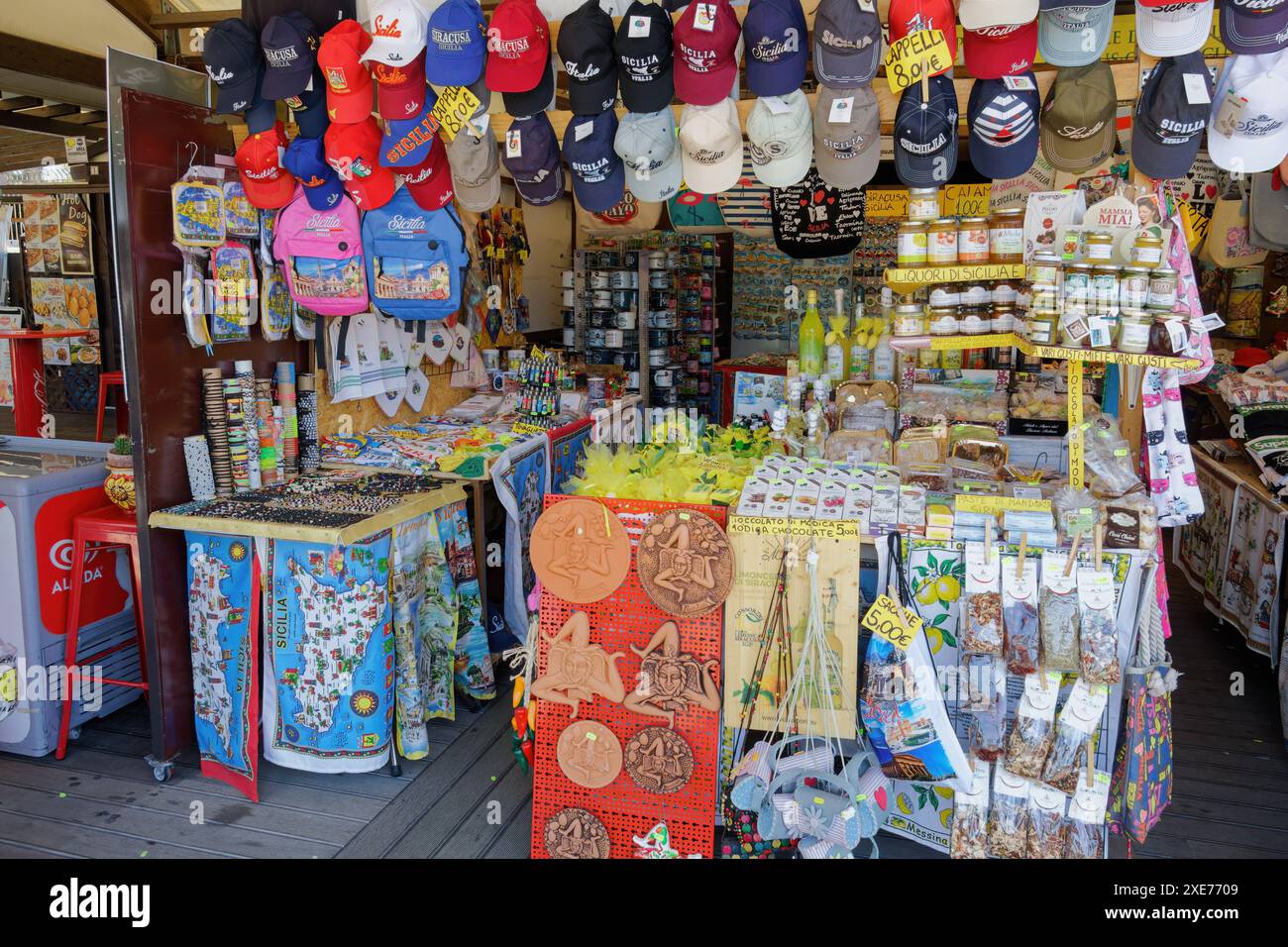 Bancarelle con prodotti da regalo locali siciliani a Siracusa, Italia, Mediterraneo, Europa Foto Stock