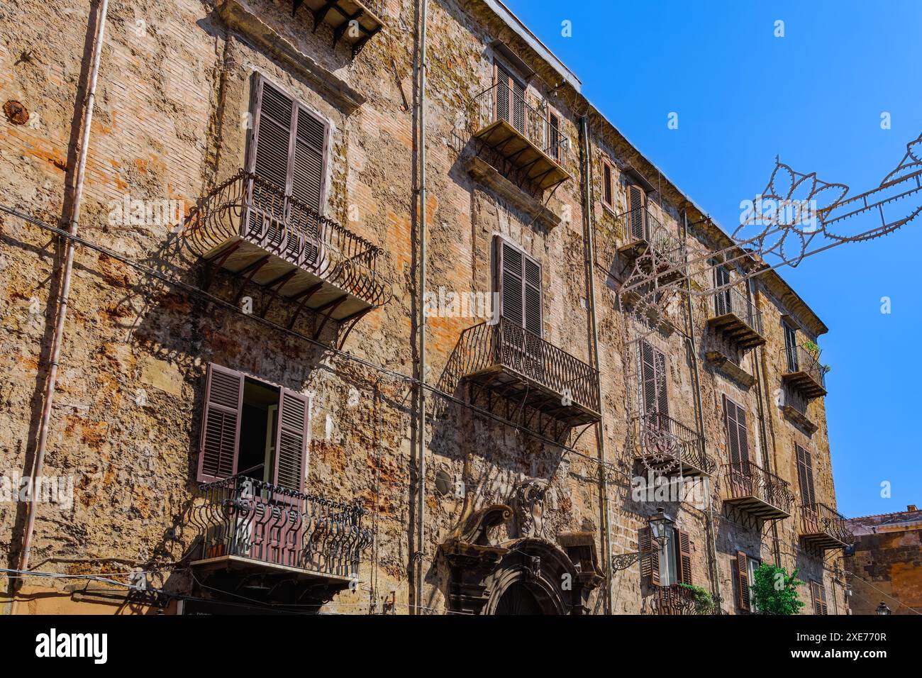 Via Vittorio Emanuele, architettura tradizionale di case con balconi in ferro e persiane in legno, Palermo, Sicilia, Italia, Mediterraneo Foto Stock