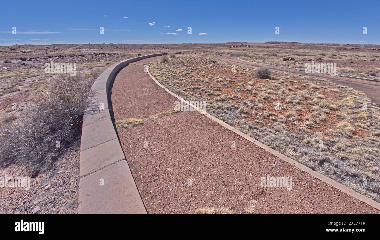 Una passerella pavimentata che conduce all'ingresso del Long Logs Trail nel Petrified Forest National Park, Arizona, Stati Uniti d'America, Nord America Foto Stock