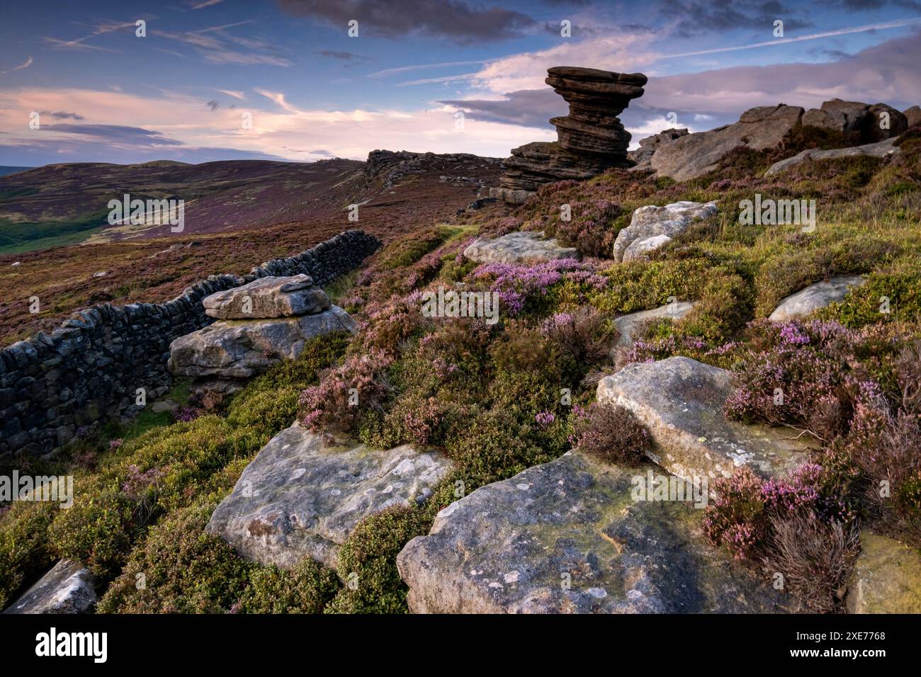 La formazione rocciosa Salt Cellar in estate, Derwent Edge, Peak District National Park, Derbyshire, Inghilterra, Regno Unito, Europa Foto Stock