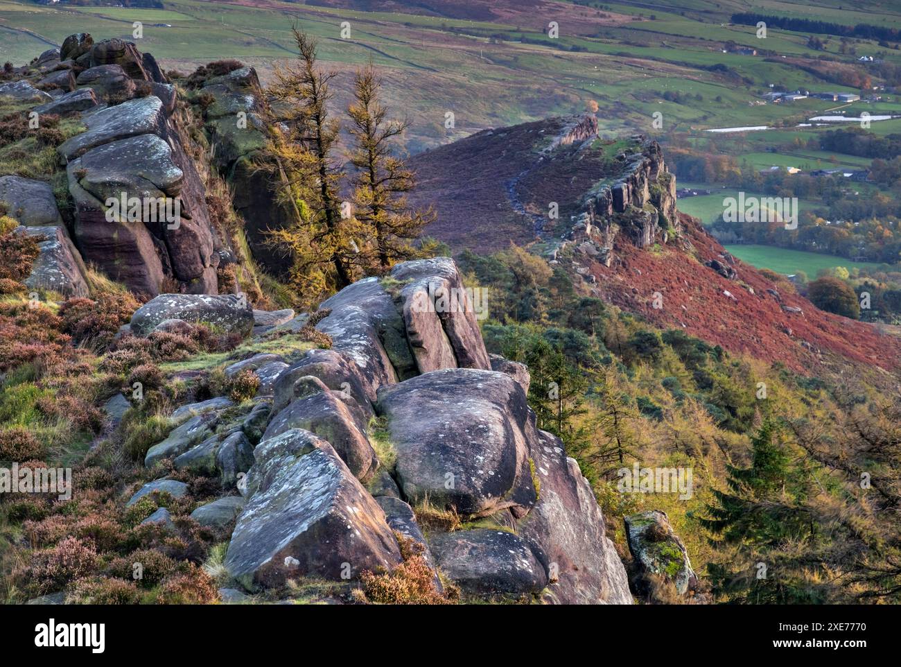 Hen Cloud dalla formazione rocciosa di Roaches in autunno, vicino a Leek, Peak District National Park, Staffordshire Moorlands, Staffordshire, Inghilterra Foto Stock