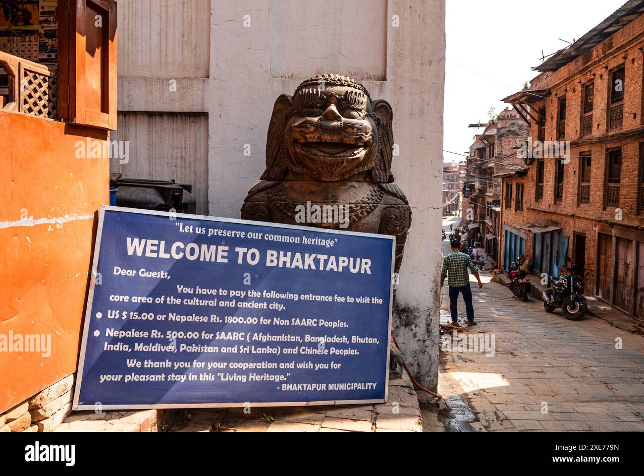 Cartello d'ingresso all'area della città vecchia di Bhaktapur con la statua del Leone a guardia del vicolo, Bhaktapur, Nepal, Asia Foto Stock