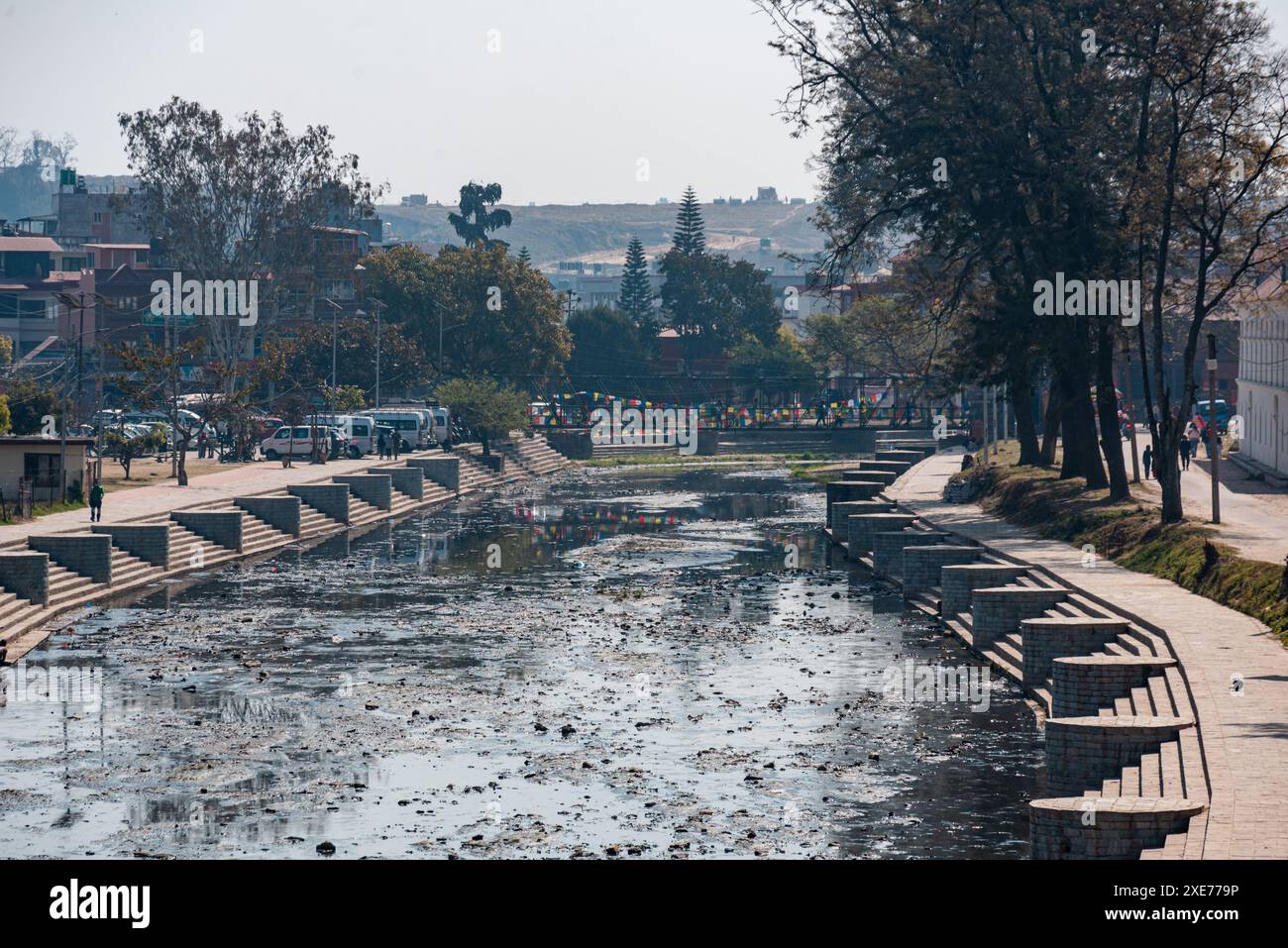 Ammira il sacro fiume Bagmati, il tempio Guhyeshwari Shaktipeeth, Kathmandu, Nepal, Asia Foto Stock