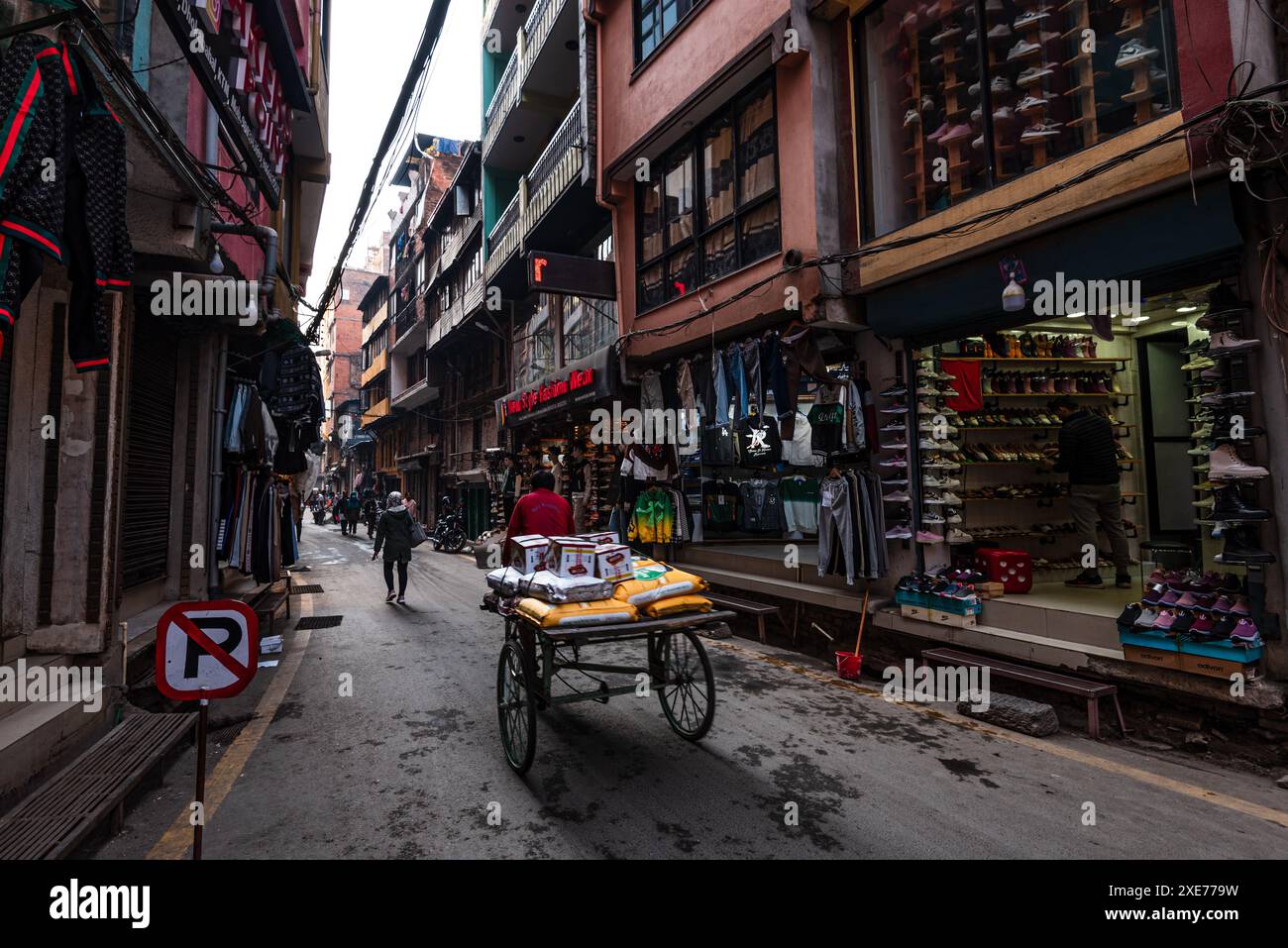 Merci trasportate attraverso le strade dell'area centrale di Kathmandu, Kathmandu, Nepal, Asia Foto Stock