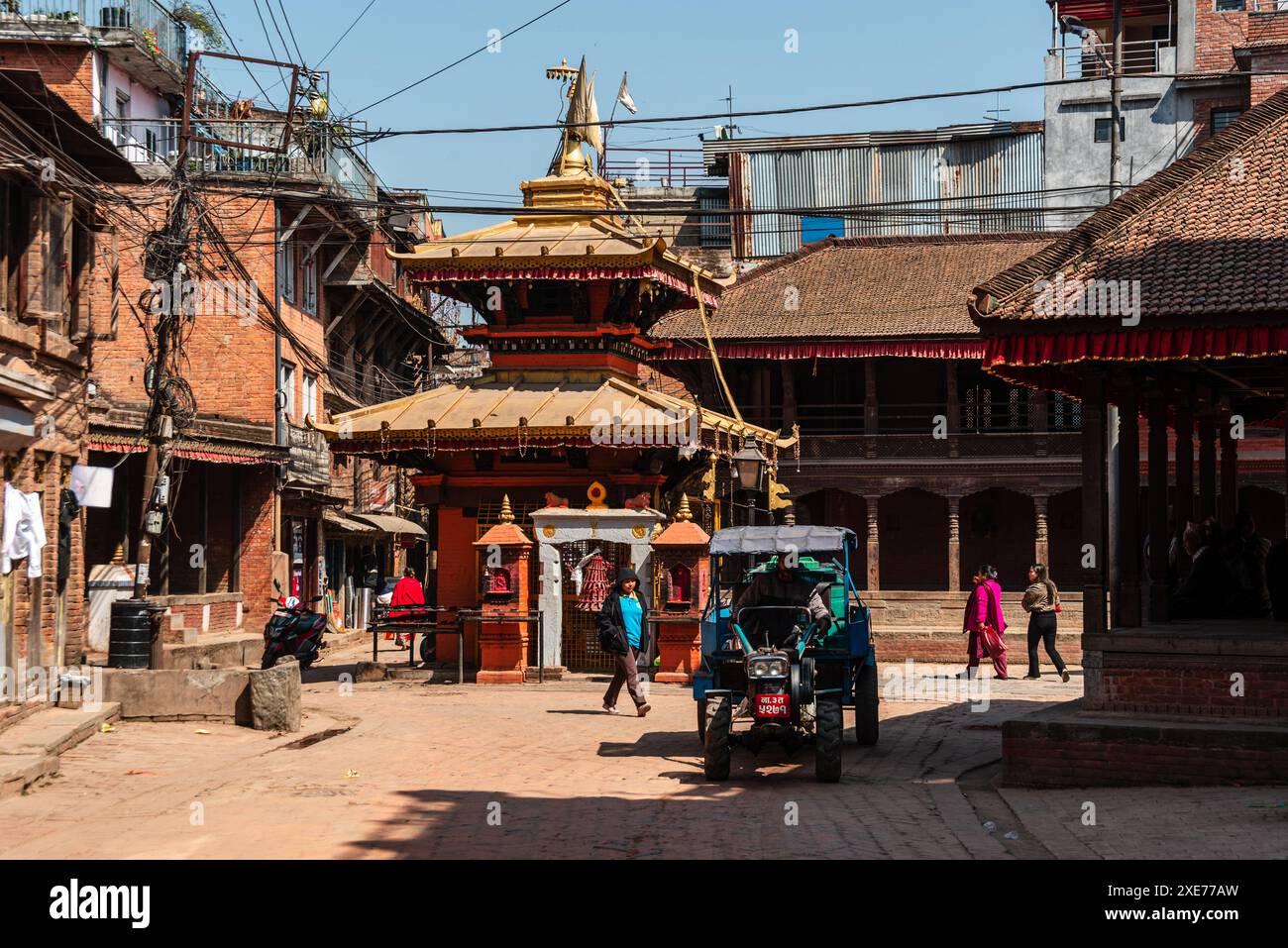 Piccolo tempio indù con tetto dorato a Bhaktapur, valle di Kathmandu, Nepal, Asia Foto Stock