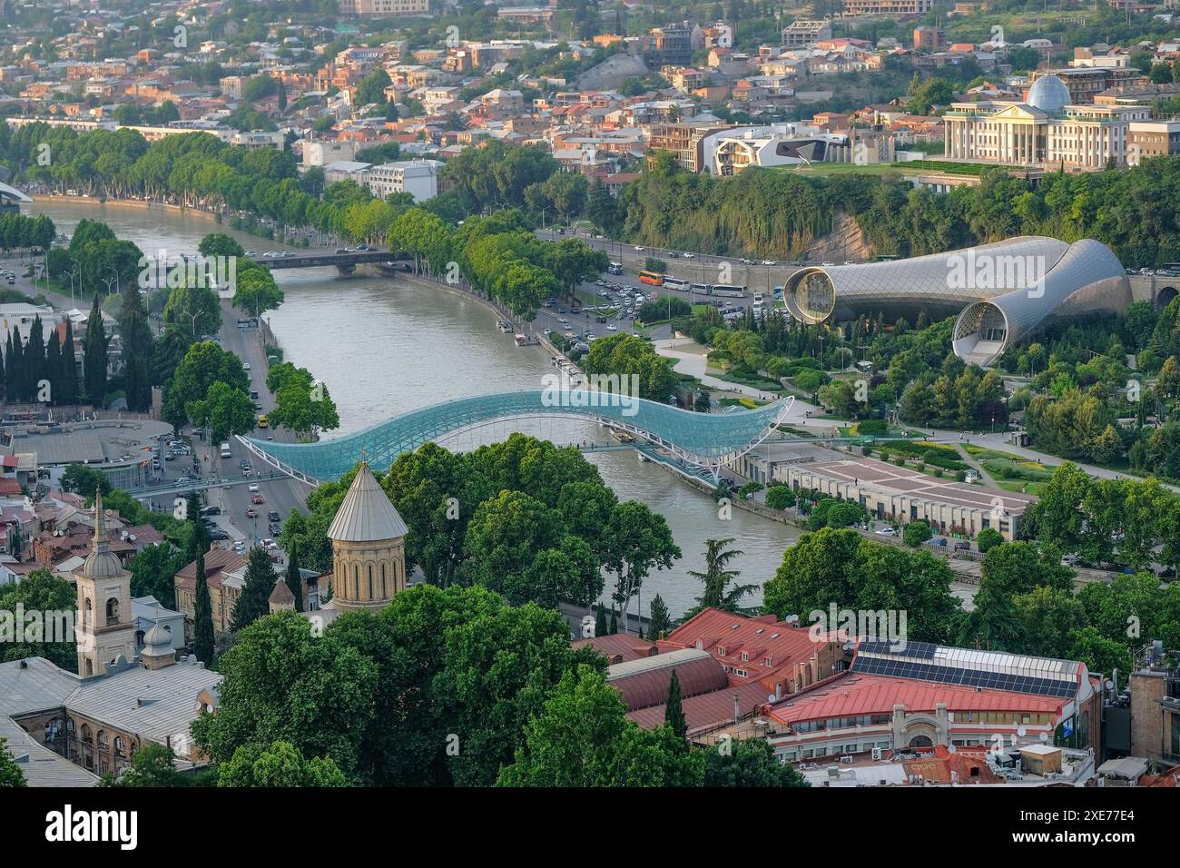 Tbilisi, Georgia - 8 giugno 2024: Vedute del Ponte della Pace a Tbilisi, Georgia. Foto Stock