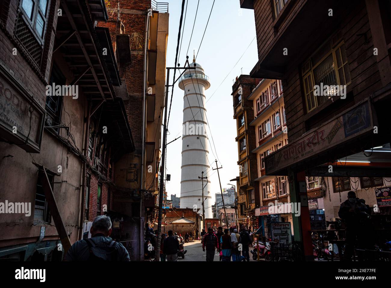 La Torre Bhimsen (Tempio di Dharahara), il distretto di Thamel, la città vecchia, Kathmandu, Nepal, Asia Foto Stock