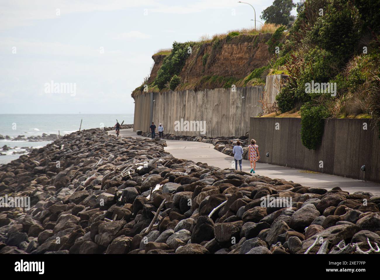 Coastal Walkway Foreshore, pista ciclabile e a piedi lungo la linea costiera di New Plymouth, North Island, nuova Zelanda, Pacifico Foto Stock