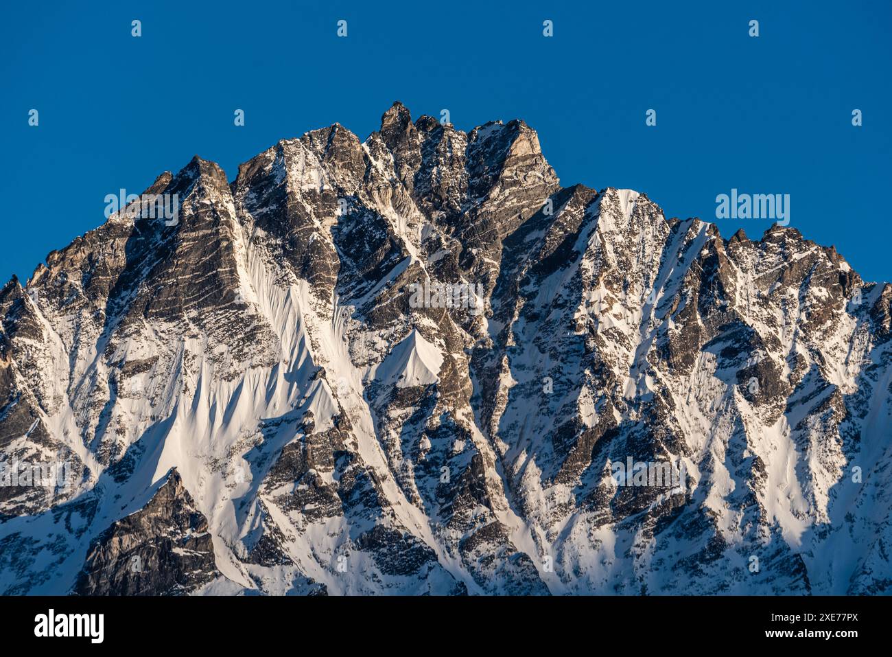 Massiccio roccioso innevato di Langtang Lirung, Lang Tang Valley Trek, Himalaya, Nepal, Asia Foto Stock