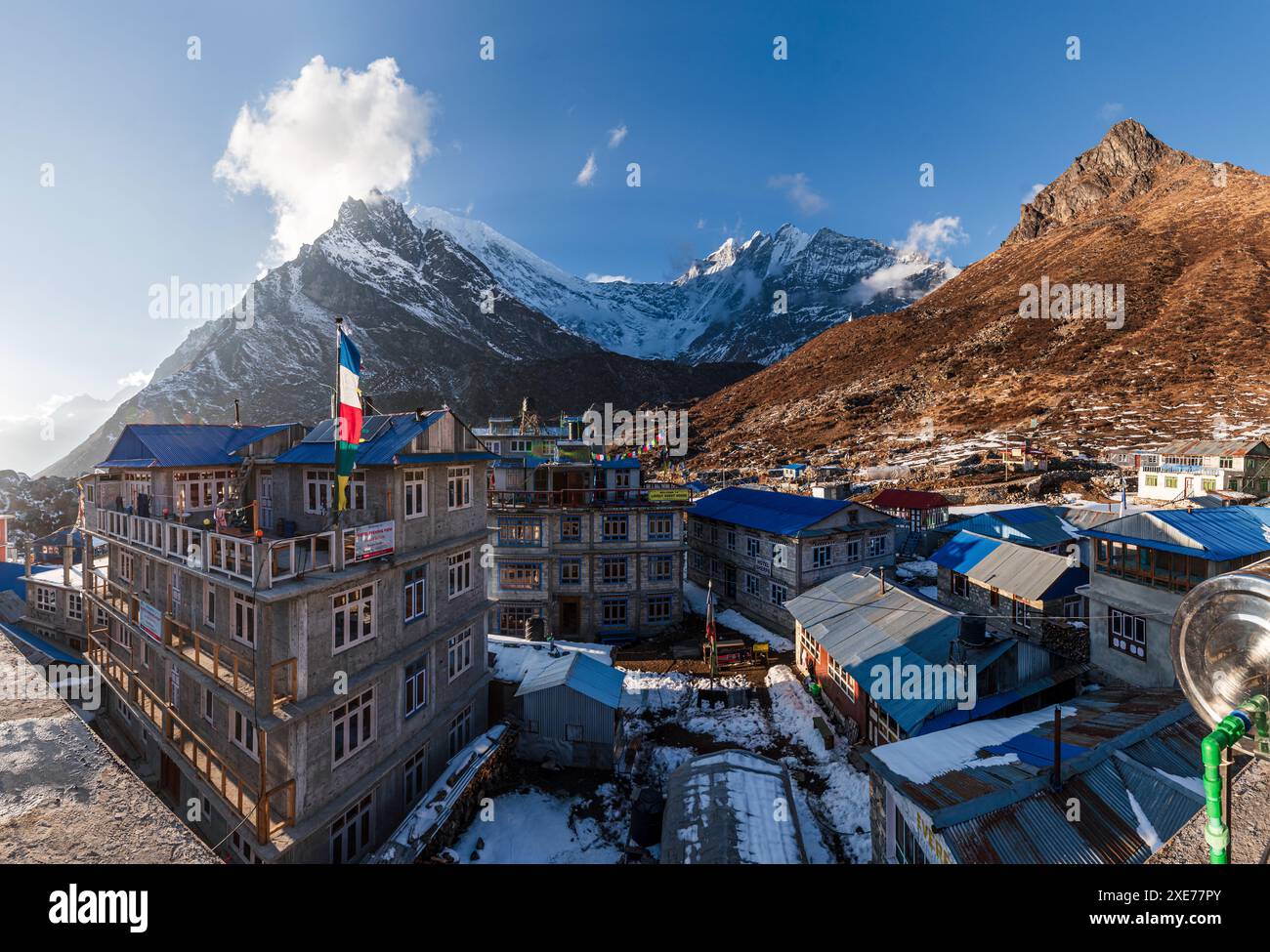 Vista grandangolare sui tetti di Kyanjin Gompa con luce dorata del tramonto, trekking nella valle di Lang Tang, Himalaya, Nepal, Asia Foto Stock