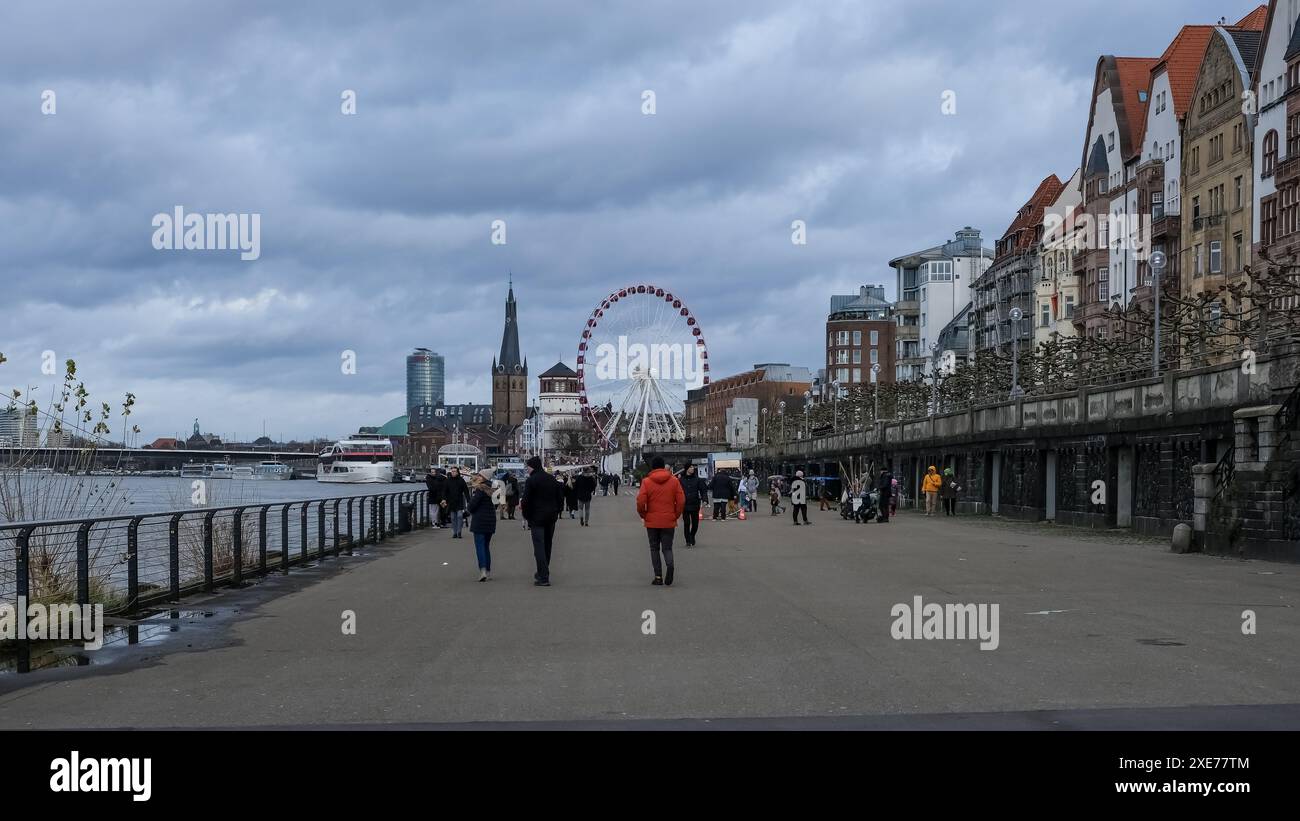 Paesaggio urbano di Dusseldorf, capitale dello Stato federale (Bundesland) della Renania settentrionale-Vestfalia, dalle rive del fiume Reno, Dusseldorf, Germania Foto Stock