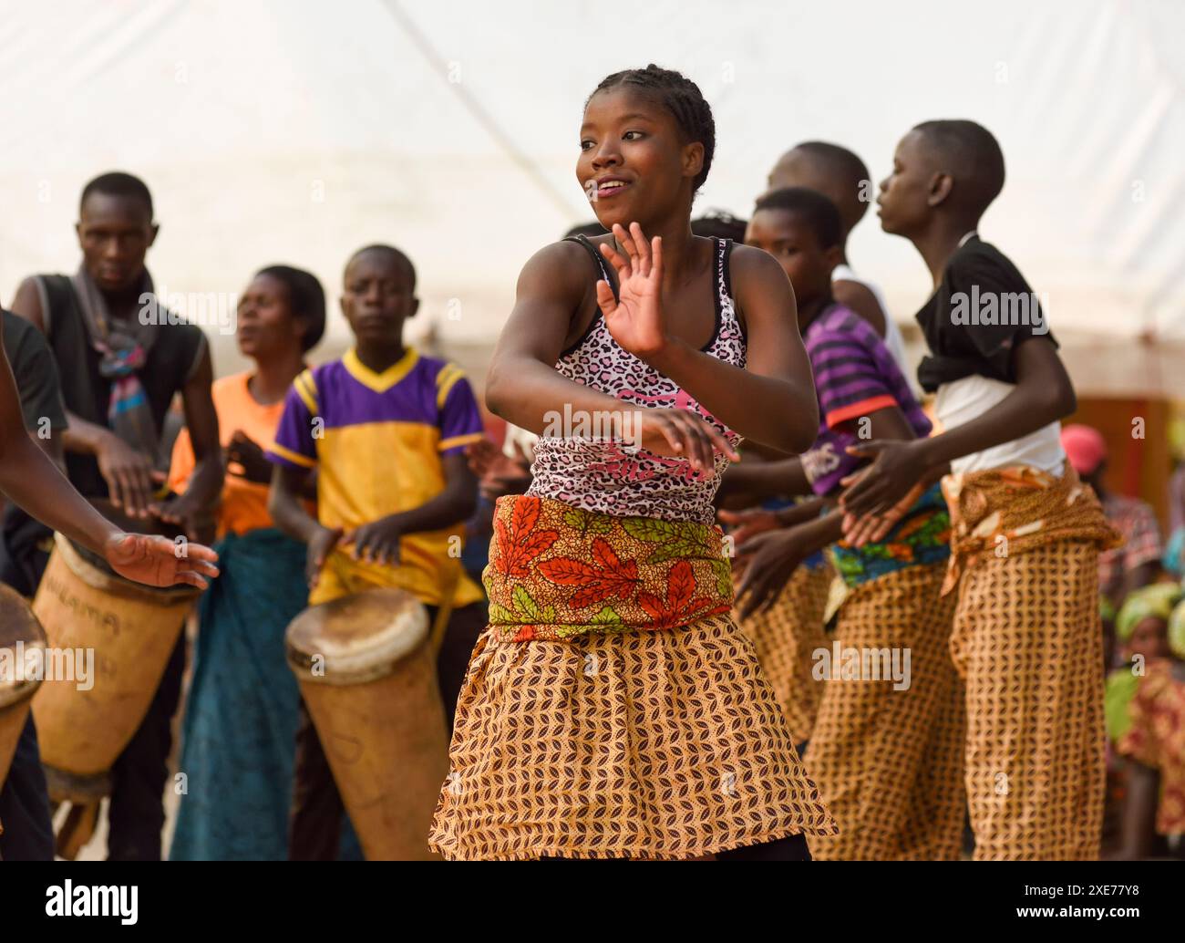 Ballerini e celebrazioni all'inizio della cerimonia Ukusefya Pa ng'wena, Kasama, Zambia, Africa Foto Stock