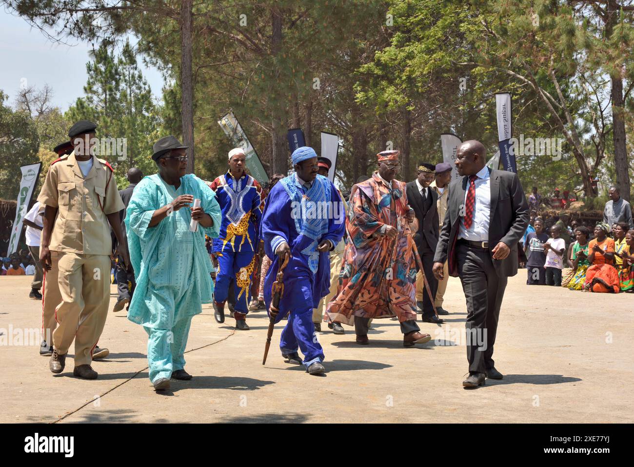 Dignitari in arrivo per la cerimonia Ukusefya Pa ng'wena, Kasama, Zambia, Africa Foto Stock