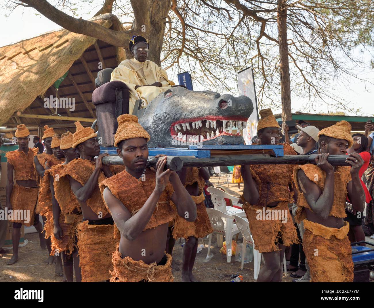 Capo della Paramount Chitimukulu che arriva per iniziare la cerimonia Ukusefya Pa ng'wena cavalcando sulla sua sedia a coccodrillo, Kasama, Zambia, Africa Foto Stock
